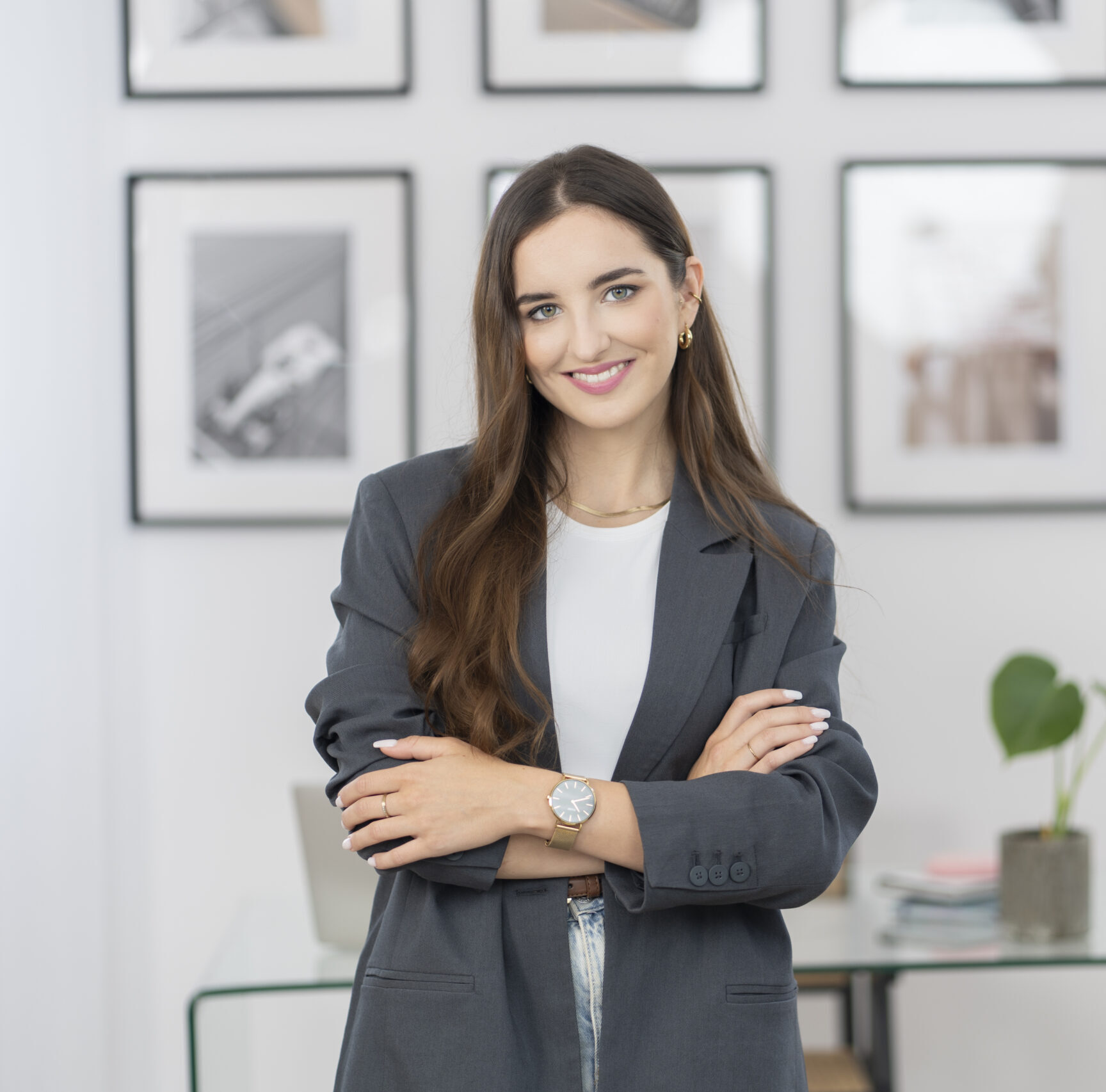 Joanna Sieprawska stoi w ciemnym żakiecie