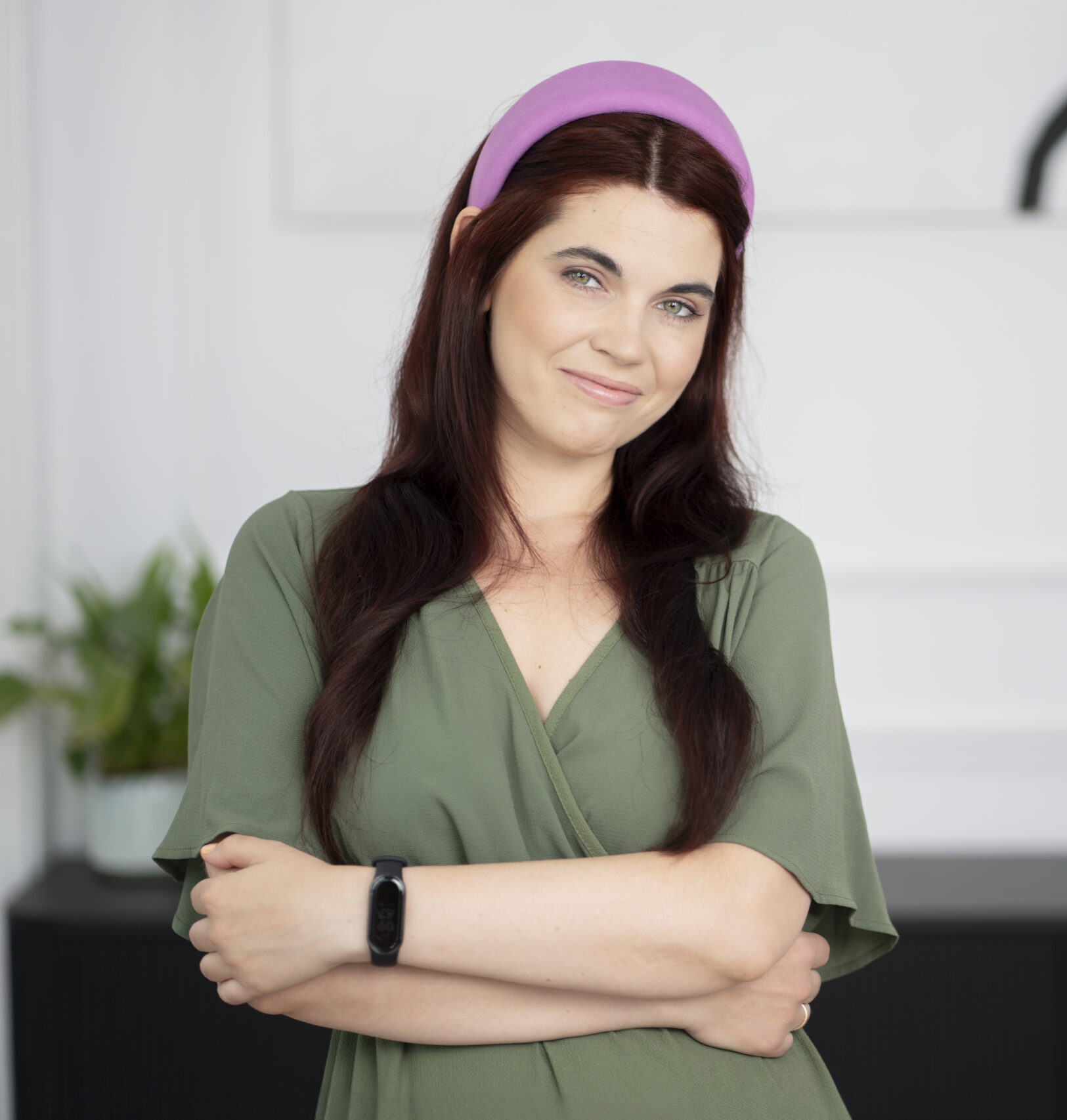 Agnieszka Wadecka w stoi w zielonej sukience