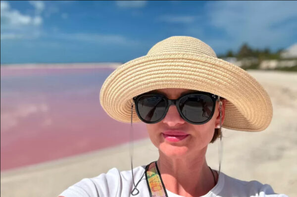 Mariola Chojnacka na łodzi w kapoku