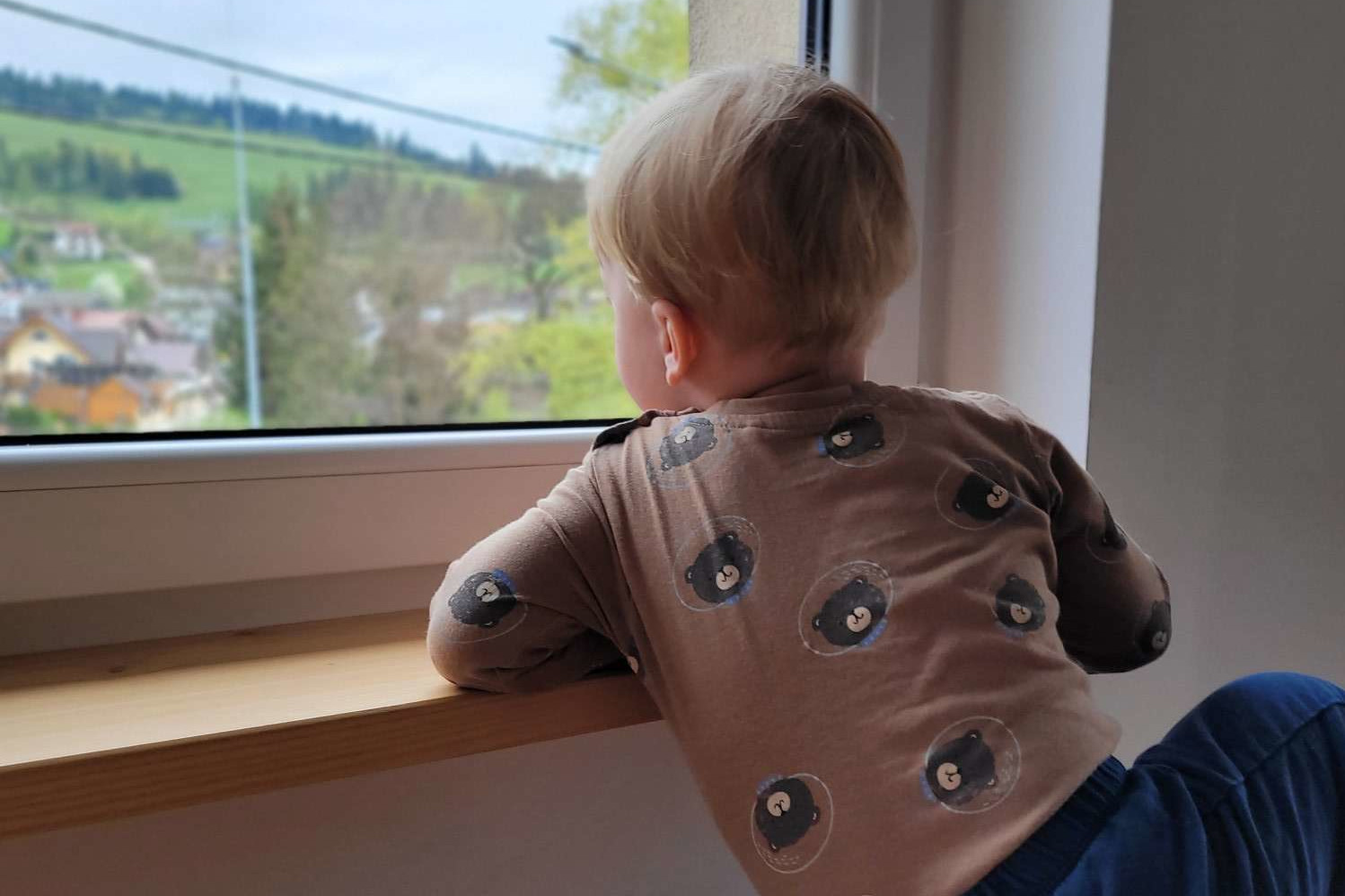dziecko przy oknie